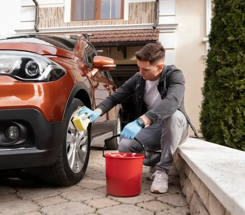 Lavage auto à domicile Cronat : professionnel intervenant sur un véhicule